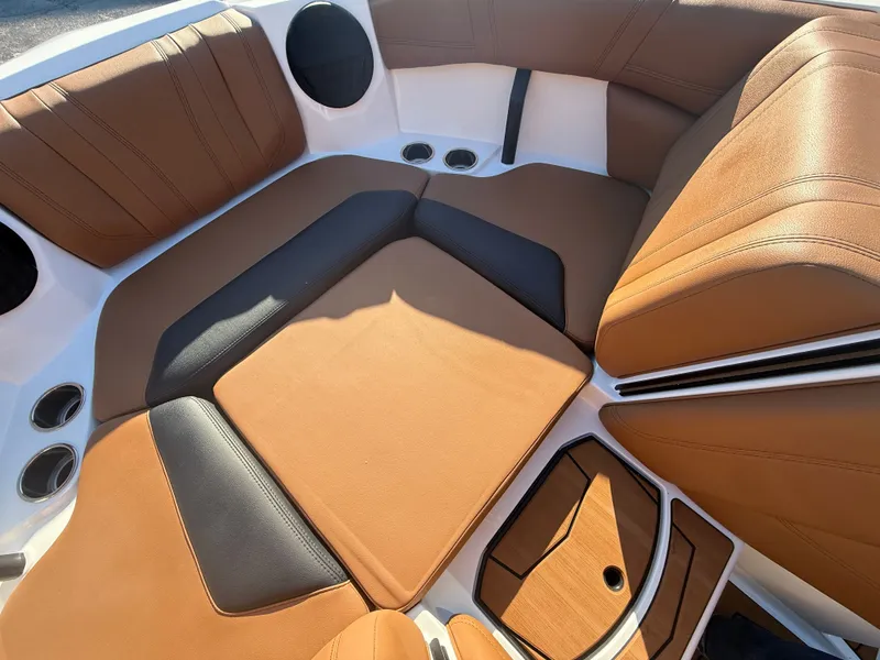 Slide: The Image of Malibu Wakesetter 21 LX 2026 - 848