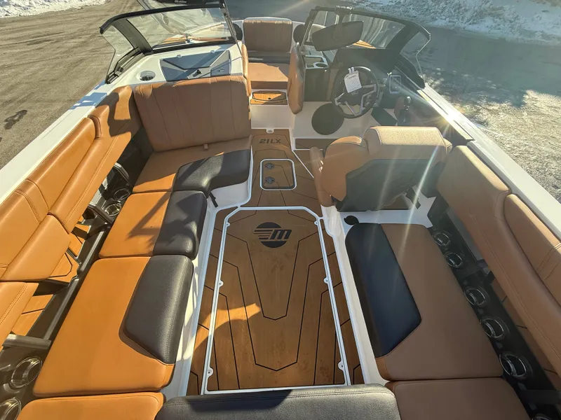 Slide: The Image of Malibu Wakesetter 21 LX 2026 - 858