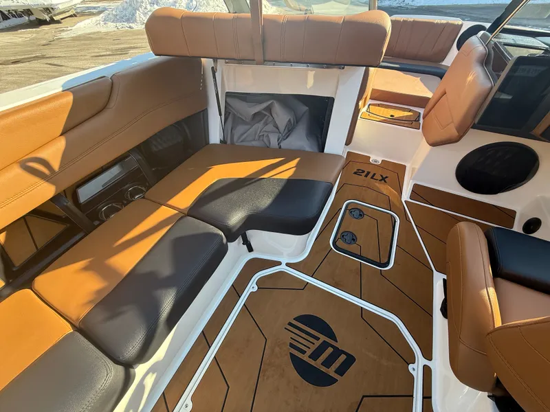 Slide: The Image of Malibu Wakesetter 21 LX 2026 - 862