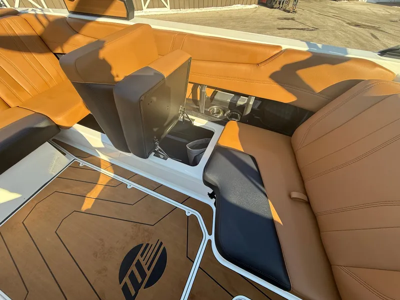 Slide: The Image of Malibu Wakesetter 21 LX 2026 - 949