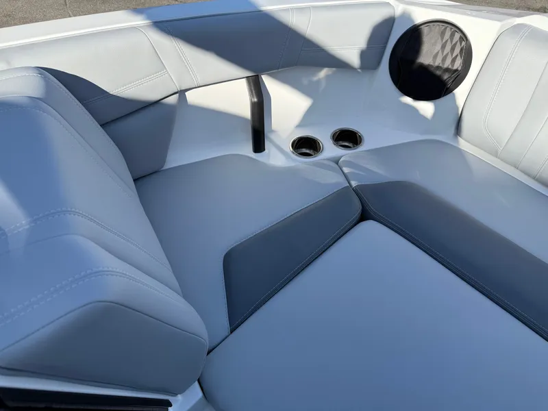 Slide: The Image of Malibu Wakesetter 21 LX 2026 - 663