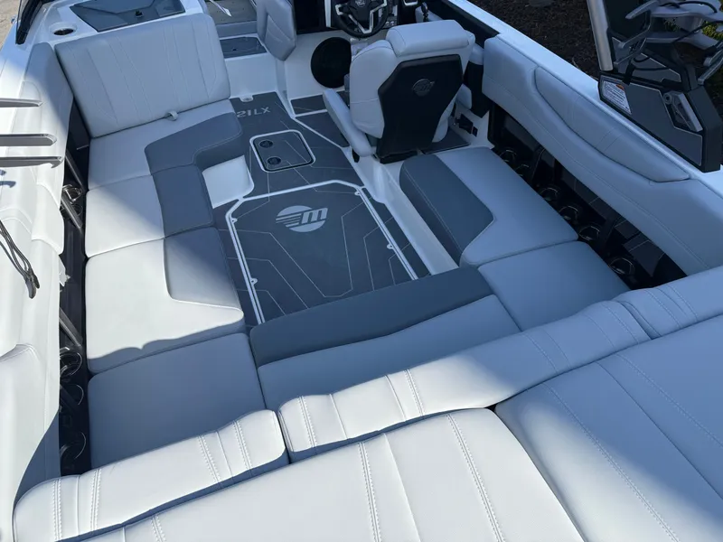 Slide: The Image of Malibu Wakesetter 21 LX 2026 - 801