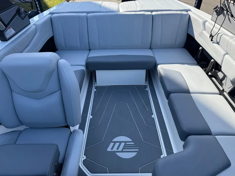 Slide: The Image of Malibu Wakesetter 21 LX 2026 - 804