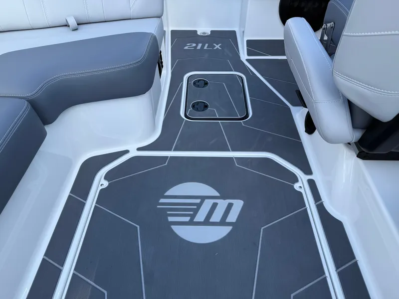 Slide: The Image of Malibu Wakesetter 21 LX 2026 - 929