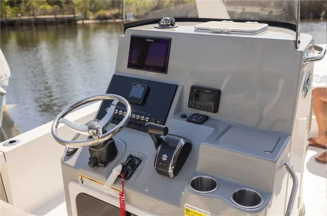 Slide: The Image of Sea Pro 250 DLX W/300HP 2025 - 5