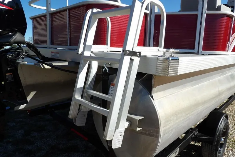 Slide: The Image of 2022 Bennington 20 SVF pontoon boat with ladder and red paneling. - 50