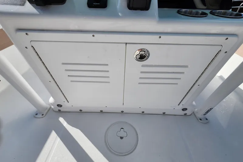 Slide: The Image of 2026 Savannah 220 IS boat console with storage compartment and cup holders. - 36