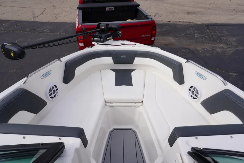 Slide: The Image of Chaparral 21 SSi Ski & Fish 2026 boat interior with seating and trolling motor. - 24