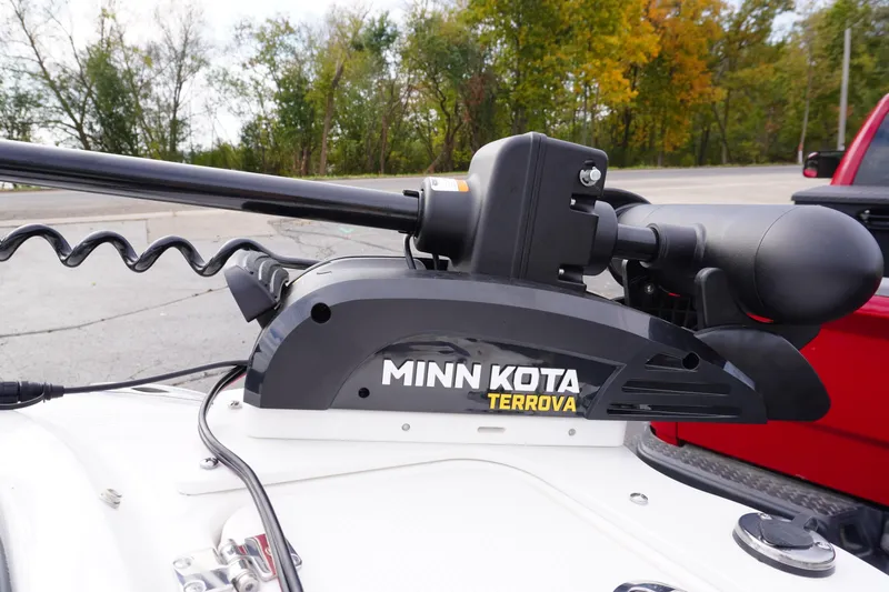 Slide: The Image of Minn Kota Terrova motor on 2026 Chaparral 21 SSi Ski & Fish boat. - 31