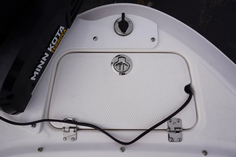 Slide: The Image of 2026 Chaparral 21 SSi Ski & Fish boat deck with Minn Kota Terrova motor. - 32