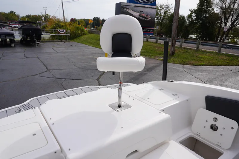 Slide: The Image of 2026 Chaparral 21 SSi Ski & Fish boat with swivel seat on deck. - 56