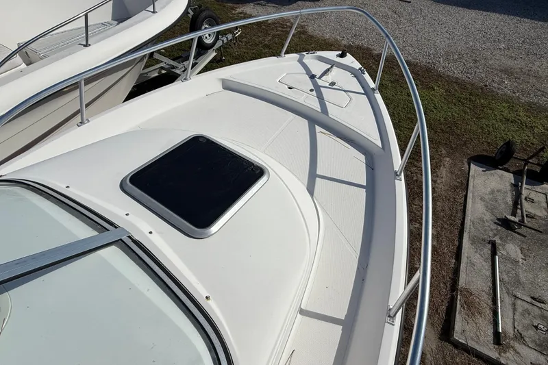 Slide: The Image of 2005 Mako 215 Walk Around boat deck with railing and hatch. - 18