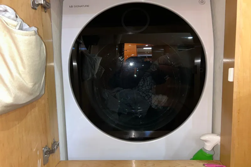 Slide: The Image of LG Signature combo washing / dryer. With heat pump and auto dispenser. - 35