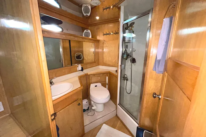 Slide: The Image of Master Stateroom ensuite head - 36