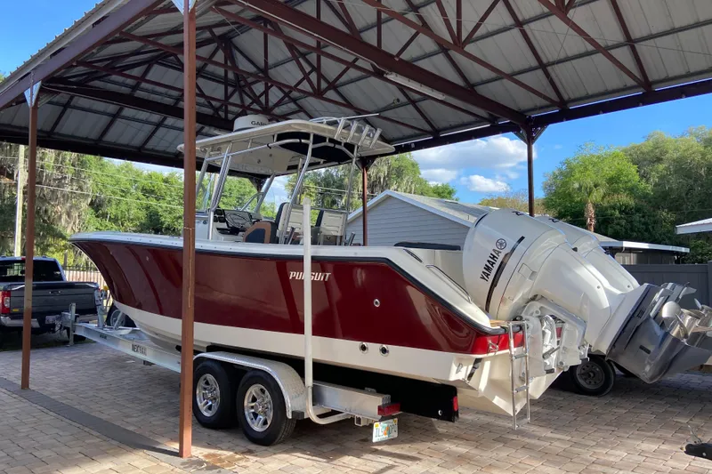 Slide: The Image of Speaker and seating detail on 2010 Pursuit C 280 Center Console boat. - 15