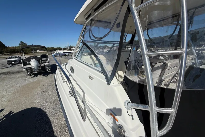 Slide: The Image of 2003 Hydra-Sports Vector 2800 WA boat in a marina, side view with clear skies. - 9