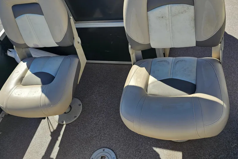 Slide: The Image of Two seats on a 2016 Sun Tracker Fishin' Barge 22 DLX boat. - 23