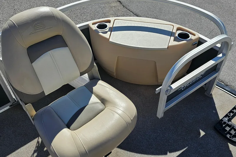 Slide: The Image of Sun Tracker Fishin' Barge 22 DLX 2016 boat seating and console area. - 7