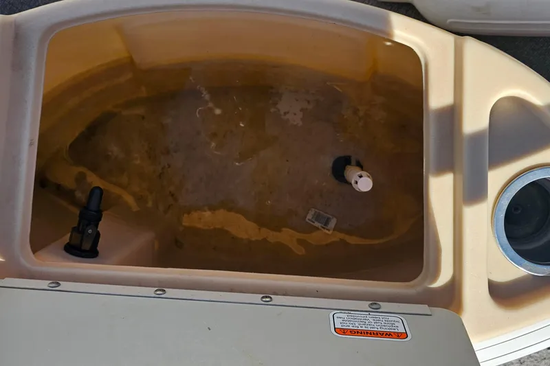Slide: The Image of Livewell compartment on a 2016 Sun Tracker Fishin' Barge 22 DLX boat. - 8