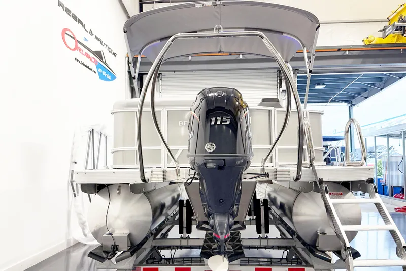 Slide: The Image of 2025 Bennington 21S Cruise pontoon boat with Yamaha 115 engine in showroom. - 4