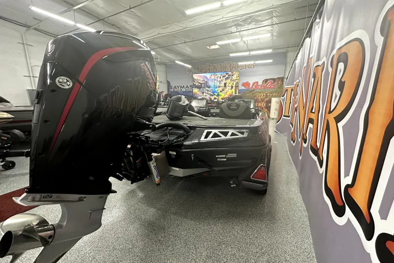 Slide: The Image of 2022 Ranger Z521L boat displayed in a showroom with vibrant wall graphics. - 33