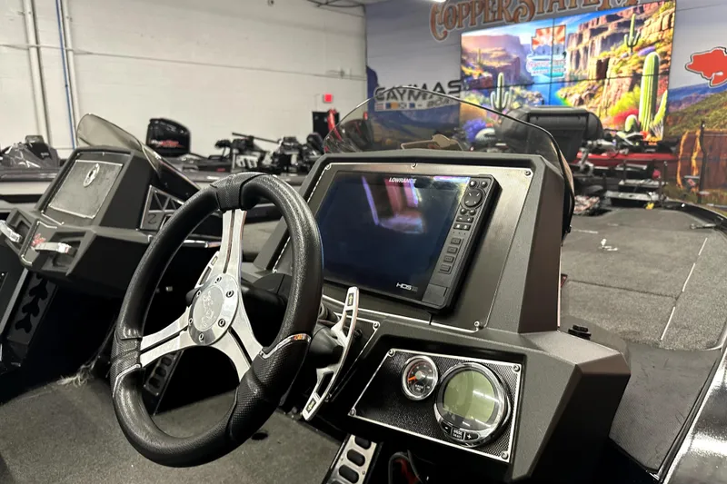 Slide: The Image of 2022 Ranger Z521L boat dashboard with steering wheel and navigation display. - 41