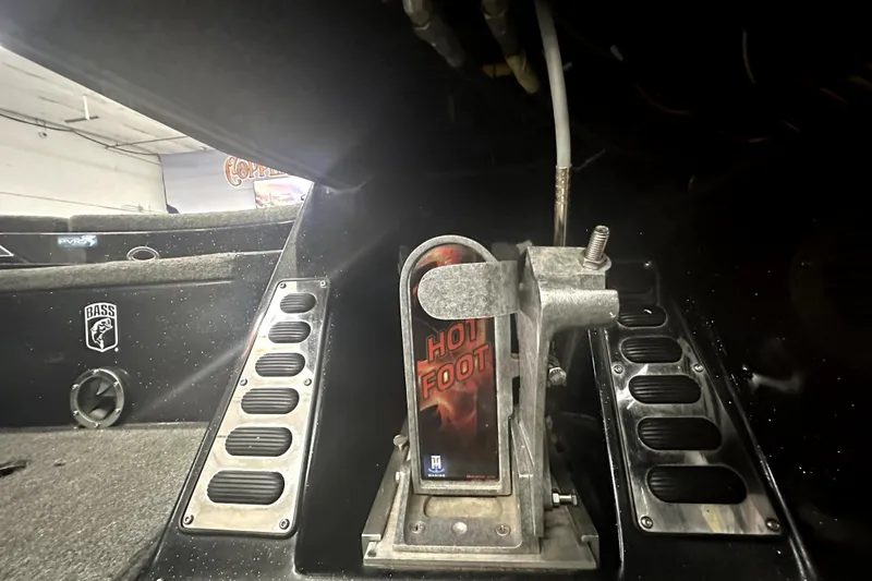 Slide: The Image of 2022 Ranger Z521L boat interior with Hot Foot throttle pedal and Bass logo. - 48