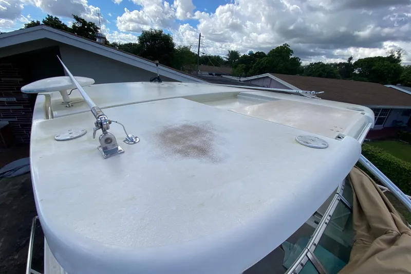 Slide: The Image of 2002 Wellcraft 290 Coastal boat roof with antenna, under cloudy sky. - 21