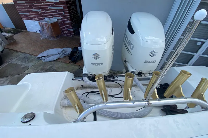 Slide: The Image of 2002 Wellcraft 290 Coastal boat with dual Suzuki 300 outboard engines. - 36
