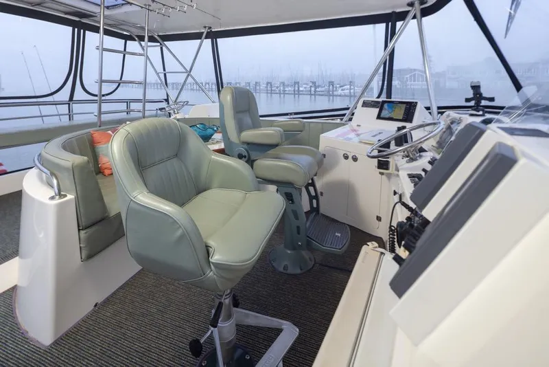 Slide: The Image of 2004 Mikelson 50 Sportfisher helm with leather seats and navigation equipment. - 33