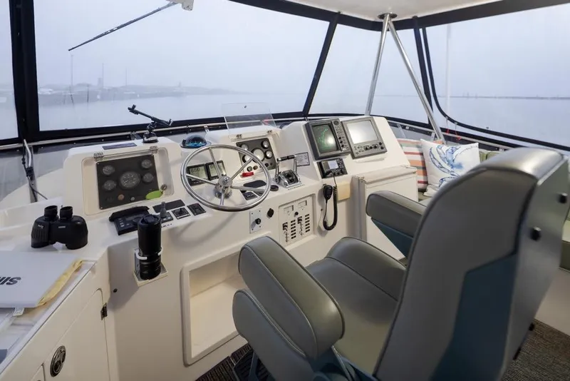 Slide: The Image of Helm of 2004 Mikelson 50 Sportfisher with navigation equipment and comfortable seating. - 34