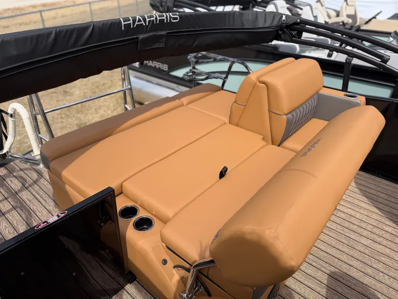 Slide: The Image of Harris Cruiser 230 2026 - 11