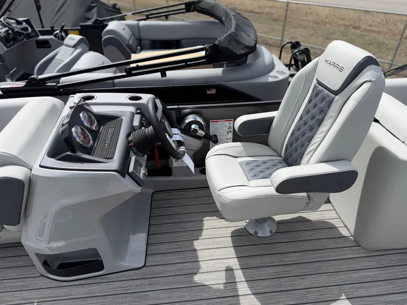 Slide: The Image of Harris CRUISER 250 TRI-TOON 2026 - 8