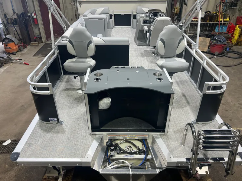 Slide: The Image of Tahoe Sport Rear Fish 2185 & 4-Stroke $32995 2026 - 30