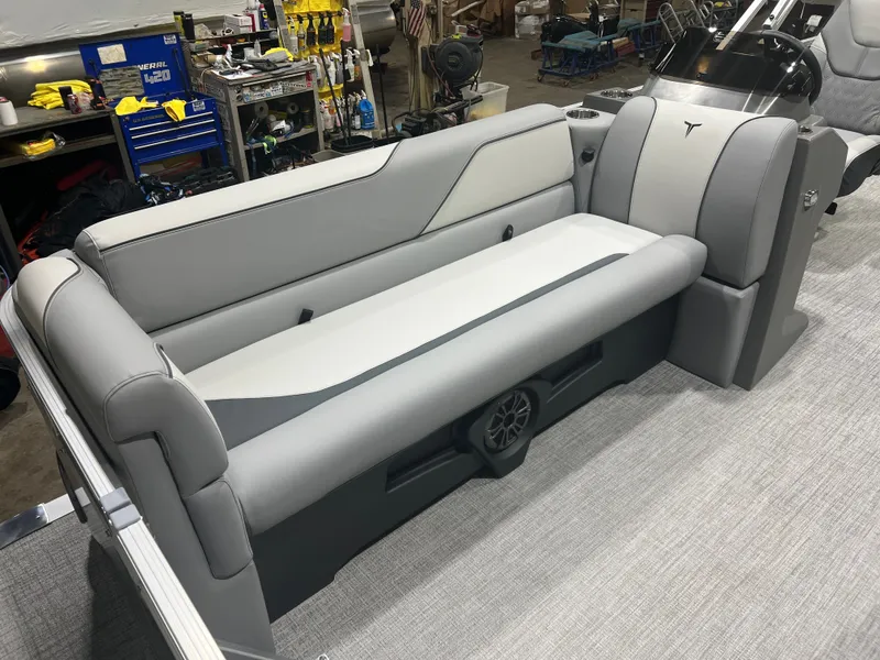 Slide: The Image of Tahoe Sport 2180 Cruise & Honda 4-Stroke EFI 2026 - 6