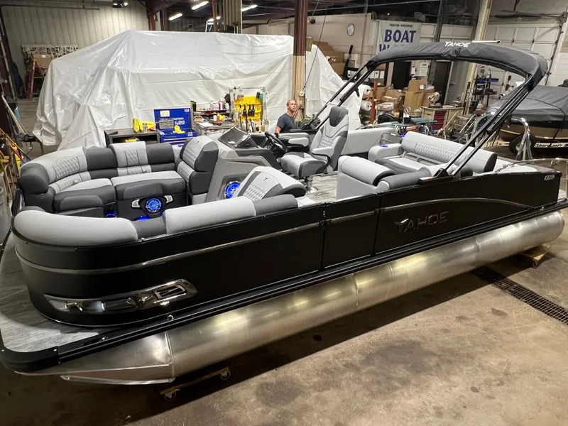 The Image of Tahoe Cascade 2385 Swingback (VRB) Tritoon & Honda 4-Stroke EFI 2026 - 1