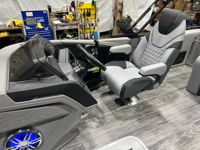 Slide: The Image of Tahoe Cascade 2385 Swingback (VRB) Tritoon & Honda 4-Stroke EFI 2026 - 10