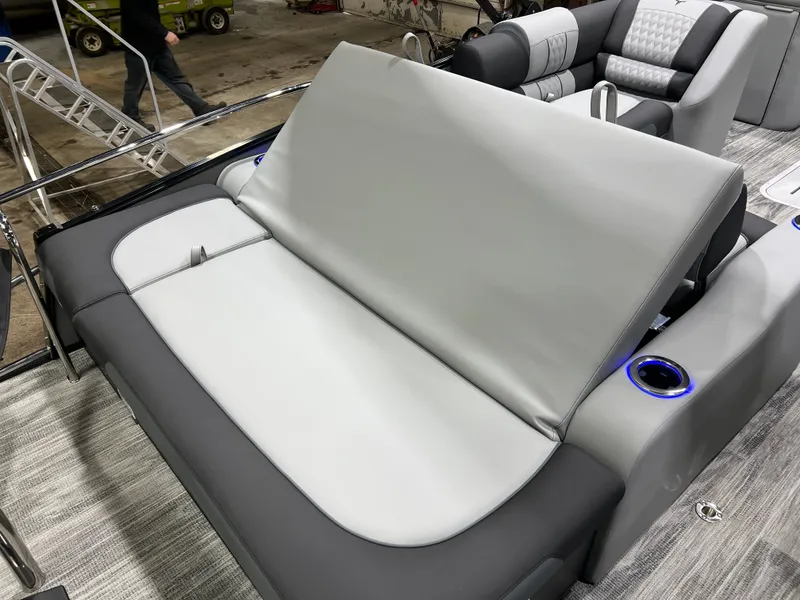 Slide: The Image of Tahoe Cascade 2385 Swingback (VRB) Tritoon & Honda 4-Stroke EFI 2026 - 18