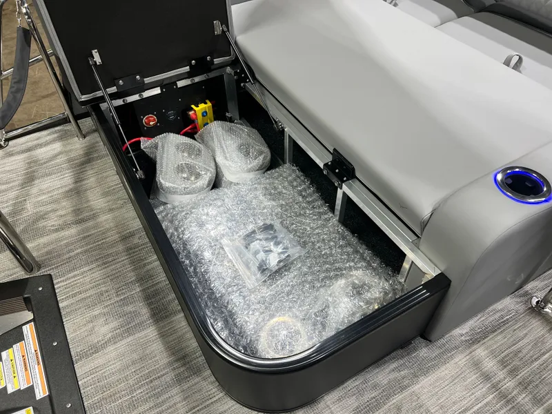 Slide: The Image of Tahoe Cascade 2385 Swingback (VRB) Tritoon & Honda 4-Stroke EFI 2026 - 31