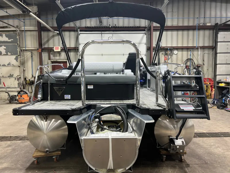 Slide: The Image of Tahoe Cascade 2385 Swingback (VRB) Tritoon & Honda 4-Stroke EFI 2026 - 37