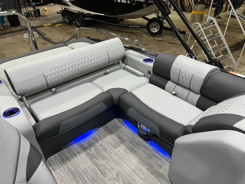 Slide: The Image of Tahoe Cascade 2385 Swingback (VRB) Tritoon & Honda 4-Stroke EFI 2026 - 9