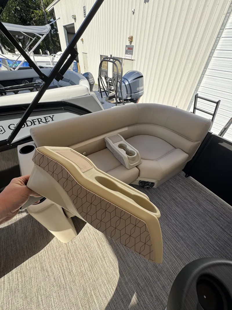 Slide: The Image of Sweetwater EX2286SBX 2026 - 12