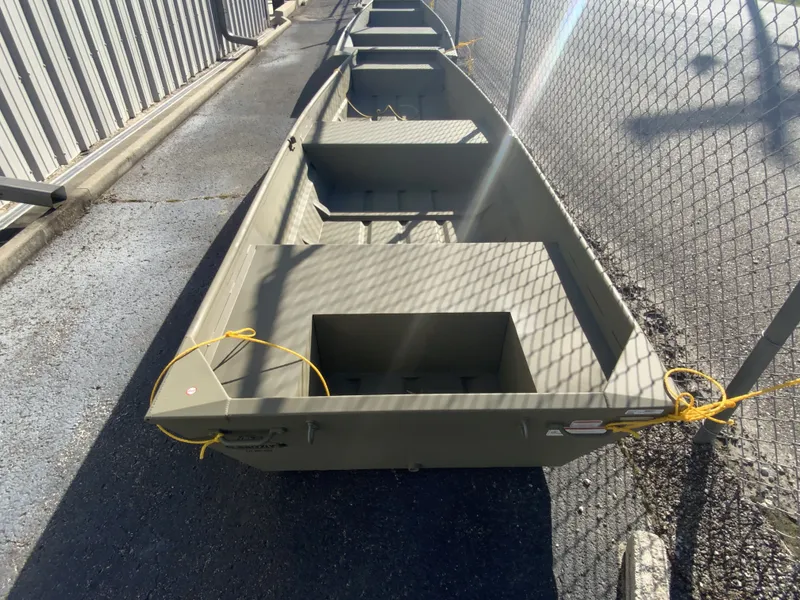 Slide: The Image of Tracker 1436 GRIZZLY 2026 - 3