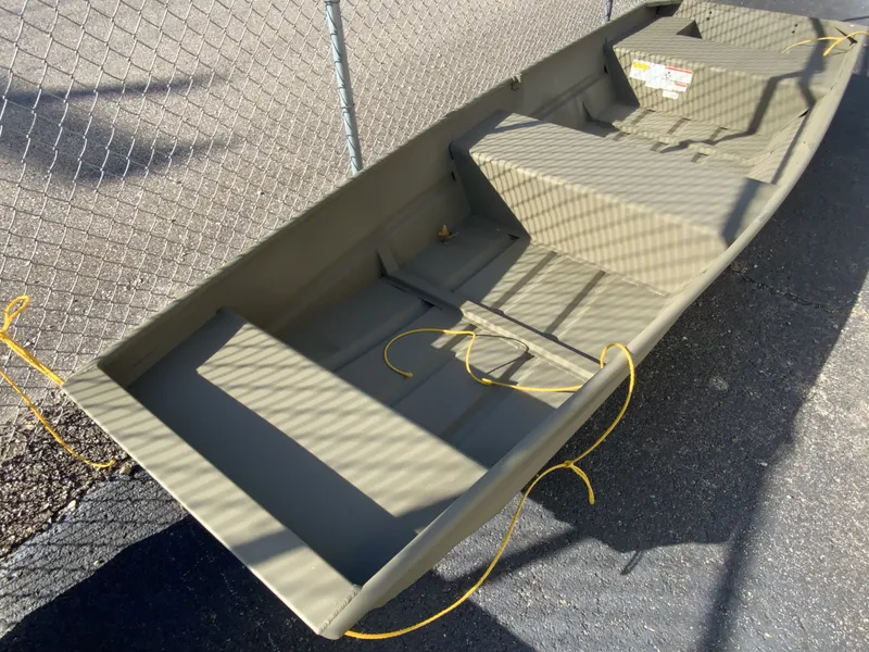 Slide: The Image of Tracker 1436 GRIZZLY 2026 - 4