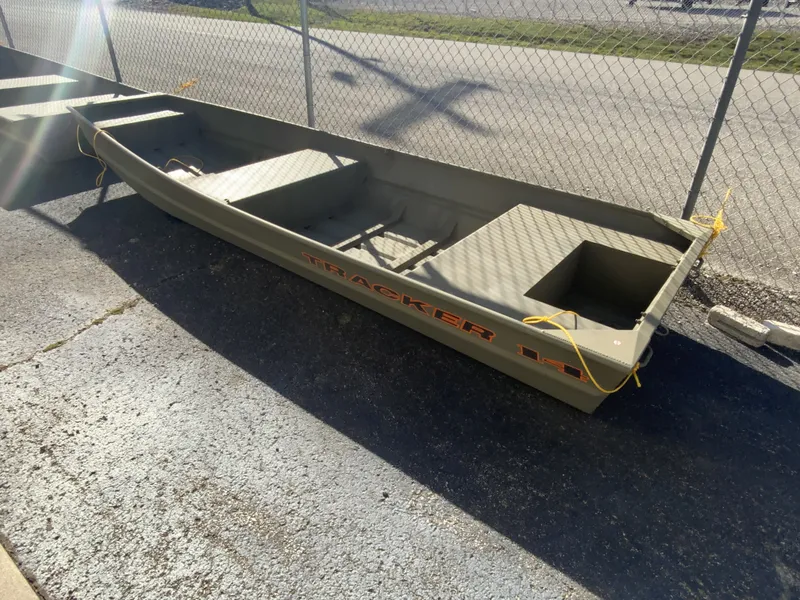 Slide: The Image of Tracker 1436 GRIZZLY 2026 - 5