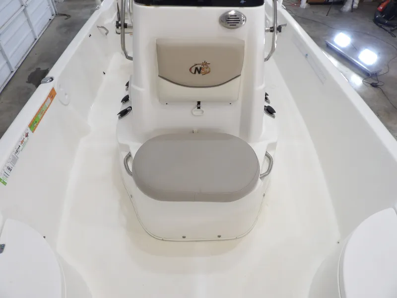 Slide: The Image of NauticStar 2140 Sport Shallow Bay 2017 - 14