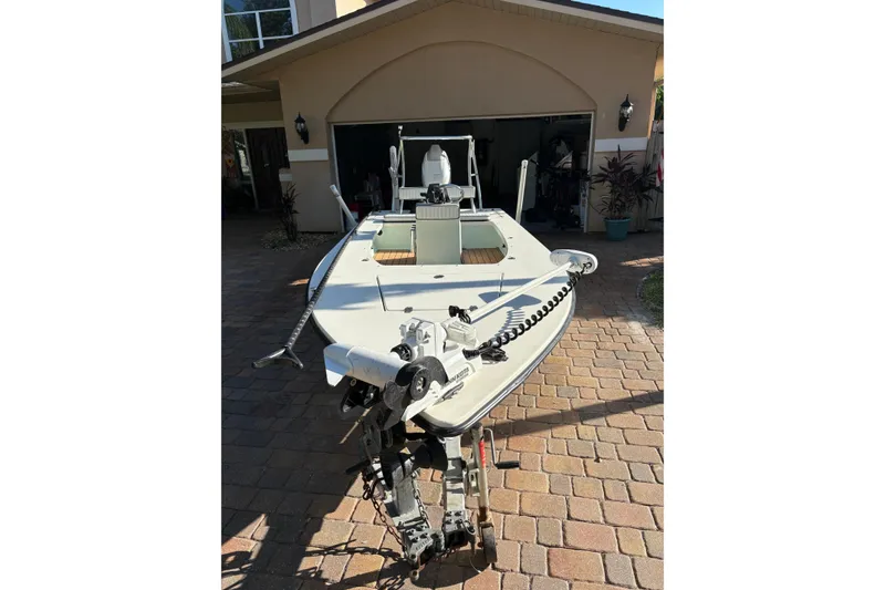 Slide: The Image of 2019 Skimmer Skiff 16'6" CC boat on driveway, featuring trolling motor and clean design. - 42