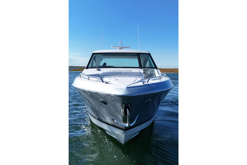 Slide: The Image of 2021 Formula 400 Super Sport Crossover boat on water, front view. - 19