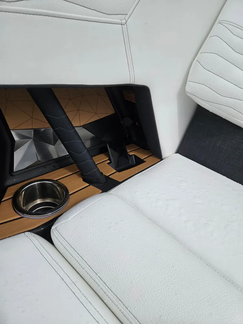 Slide: The Image of Nautique Super Air Nautique G21 2026 - 12