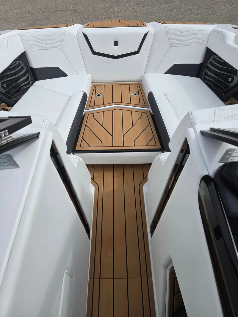 Slide: The Image of Nautique Super Air Nautique G21 2026 - 15